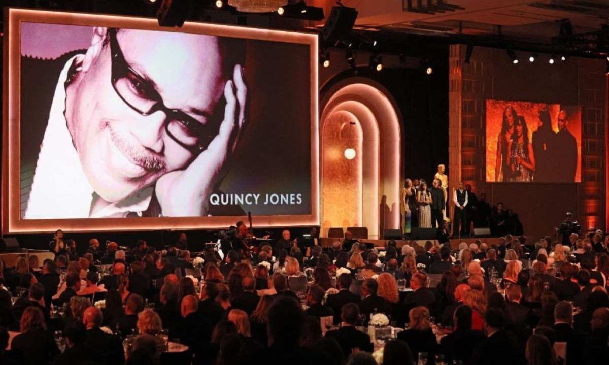  Filha de Quincy Jones, a atriz e cineasta norte-americana Rashida Jones (C), recebe prêmio honorário para o pai durante o 15º Prêmio Governadores Anual da Academia de Artes e Ciências Cinematográficas  -  (crédito:  Etienne Laurent / AFP)