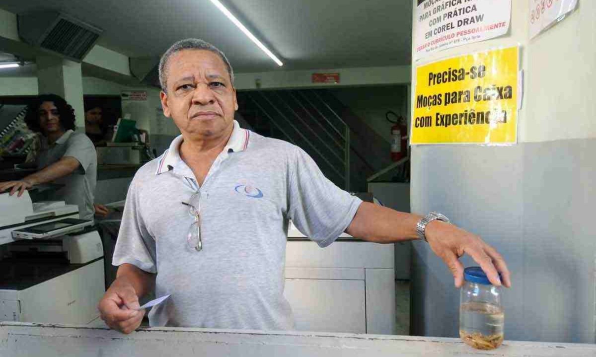 Na Praça Sete, o comerciante Otelírio Tavares mostra pote com escorpiões encontrados nos arredores de seu estabelecimento, localizado na Rua Rio de janeiro -  (crédito: Alexandre Guzanshe/EM/D.A Press)