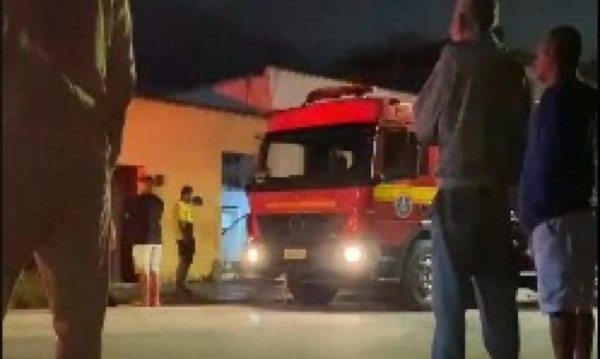 Corpo de Bombeiros foi acionado e controlou o incêndio. Suspeito de atear fogo na casa foi preso -  (crédito: CBMMG)