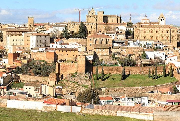 A região também preserva uma arquitetura medieval impressionante, com cidades como Cáceres (foto), cuja cidade velha é Patrimônio Mundial da UNESCO, e Trujillo, conhecida por seus castelos e praças históricas.