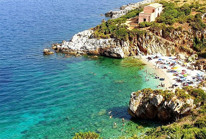 10ª – A região da Sicília, na Itália, é detentora da ‘Cala Tonnarella dell'Uzzo’, uma praia pouco explorada, que se destaca pelas águas cristalinas e forte presença do sol, além de apresentar condições ideais para mergulho. Inclusive, ela está situada em uma área de reserva natural.