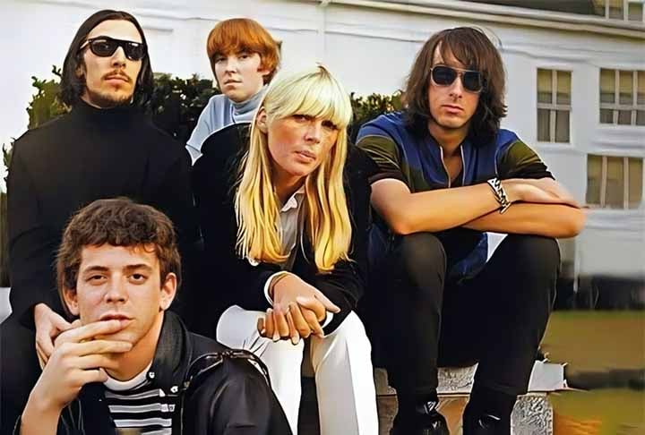 The Velvet Underground foi uma banda de rock americana formada em Nova Iorque, em 1964. A formação original consistia no cantor e guitarrista Lou Reed, o multi-instrumentista John Cale, o guitarrista Sterling Morrison e o baterista Angus MacLise. 