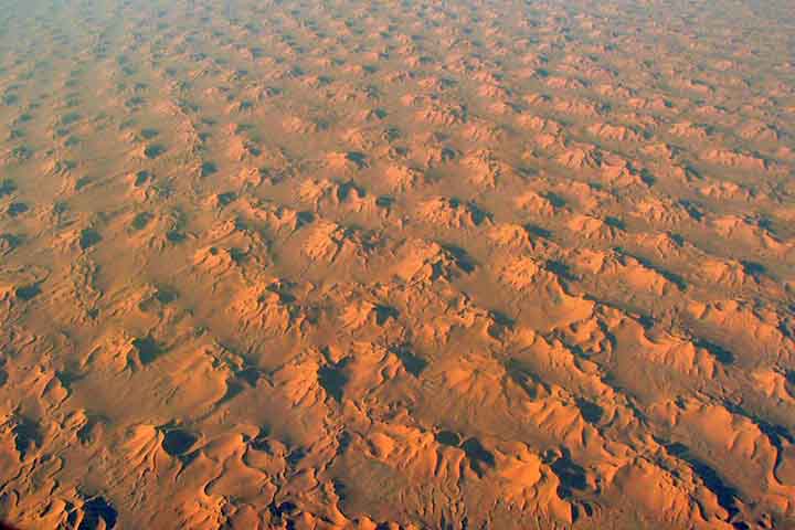 A partir de amostras de areia coletadas no período noturno, a técnico permite calcular quando os grãos tiveram contato com a luz da dia pela última vez. 
