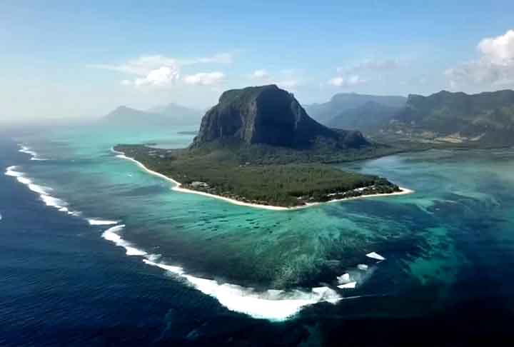 Segundo a Administração Oceânica e Atmosférica Nacional dos Estados Unidos (NOAA), o fenômeno da cachoeira submersa ocorre pelo encontro de águas frias e quentes no mar de Irminger. 