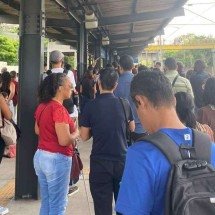 Usuários do metrô de BH reclamam de atraso e superlotação nesta segunda - Imagens cedidas ao Estado de Minas