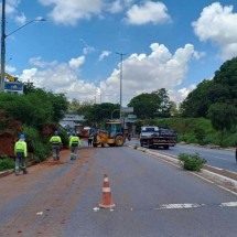 Desmoronamento de barranco interdita parte de avenida da Grande BH - Transcon