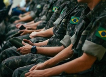 As Forças Armadas brasileiras são compostas pelo Exército, Marinha e Aeronáutica. Focam em missões de paz e segurança interna, com destaque para a Amazônia. O Brasil busca modernização e integração regional em questões de defesa e segurança. A posição é 12º, com 0.1944. -  (crédito: Rafaela Biazi Unsplash)