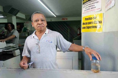 Na Praça Sete, o comerciante Otelírio Tavares mostra pote com escorpiões encontrados nos arredores de seu estabelecimento, localizado na Rua Rio de janeiro -  (crédito: Alexandre Guzanshe/EM/D.A Press)