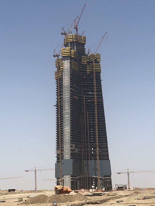 A Arábia Saudita, por exemplo, está construindo o edifício que será o mais alto do planeta, a Jeddah Tower, que pode alcançar a marca de 1 km de altura. A previsão é que as obras sejam concluídas em 2028.