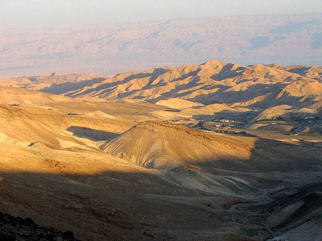 Também há desertos que se formam por causa de barreiras naturais, quando a chuva cai antes de avançar sobre a região montanhosa. É o caso do Deserto da Judeia, em Israel. 