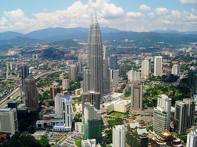 Petronas Towers - As torres gêmeas ficam em Kuala Lumpur, capital da Malásia. Elas têm 451,9 metros de altura. Inauguradas em 1999. 