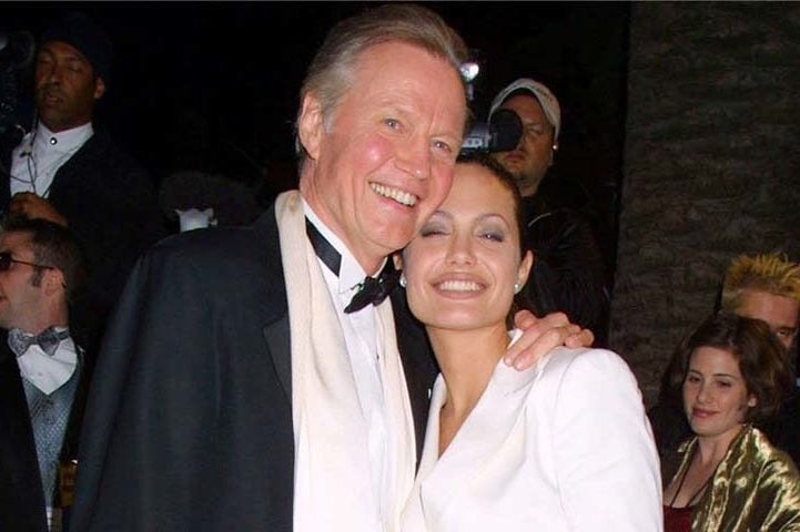 A relação com o pai tornou-se muito difícil por causa do temperamento infiel de Jon Voight. Ele traiu a mulher, Marcheline Bertrand, repetidas vezes. E Angelina tomou as dores da mãe, principalmente após a morte dela. Pai e filha ficaram anos sem falar. Depois, acertaram as pontas. 