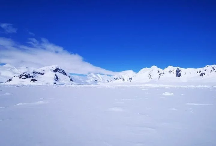 1º Antártida (13.829.430 km²) - Curiosamente, o maior deserto do mundo é gelado. A Antártida fica no Polo Sul com uma imensidão da camada de gelo permanente. 