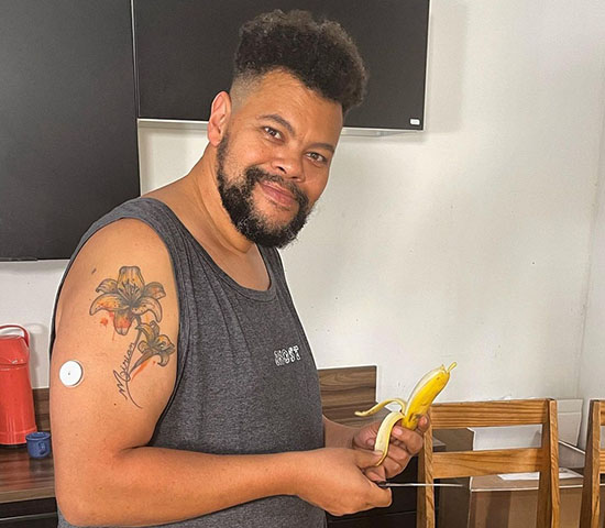  Babu Santana -  O cantor e ator brasileiro ganhou notoriedade ao interpretar Tim Maia. Ganhou duas vezes o prêmio de cinema Grande Otelo. Fez sucesso no BBB. Descobriu que é diabético em 2020, durante a pandemia da Covid-19, e passou a fazer campanha de prevenção da doença. 