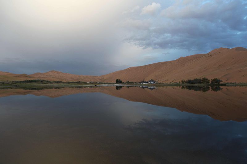 As maiores dunas estelares da Terra localizam-se no deserto de Badain Jaran, na China. 
