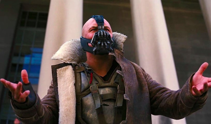 “Mesmo sendo um papel pequeno, fiz vários testes para ele. Eu estava começando a trabalhar com o maior diretor do planeta, Christopher Nolan. E você está sentado lá e de repente Tom Hardy entra como Bane (foto). É elétrico. É meio fora do corpo.”, ele declarou em entrevista à Vanity Fair. 