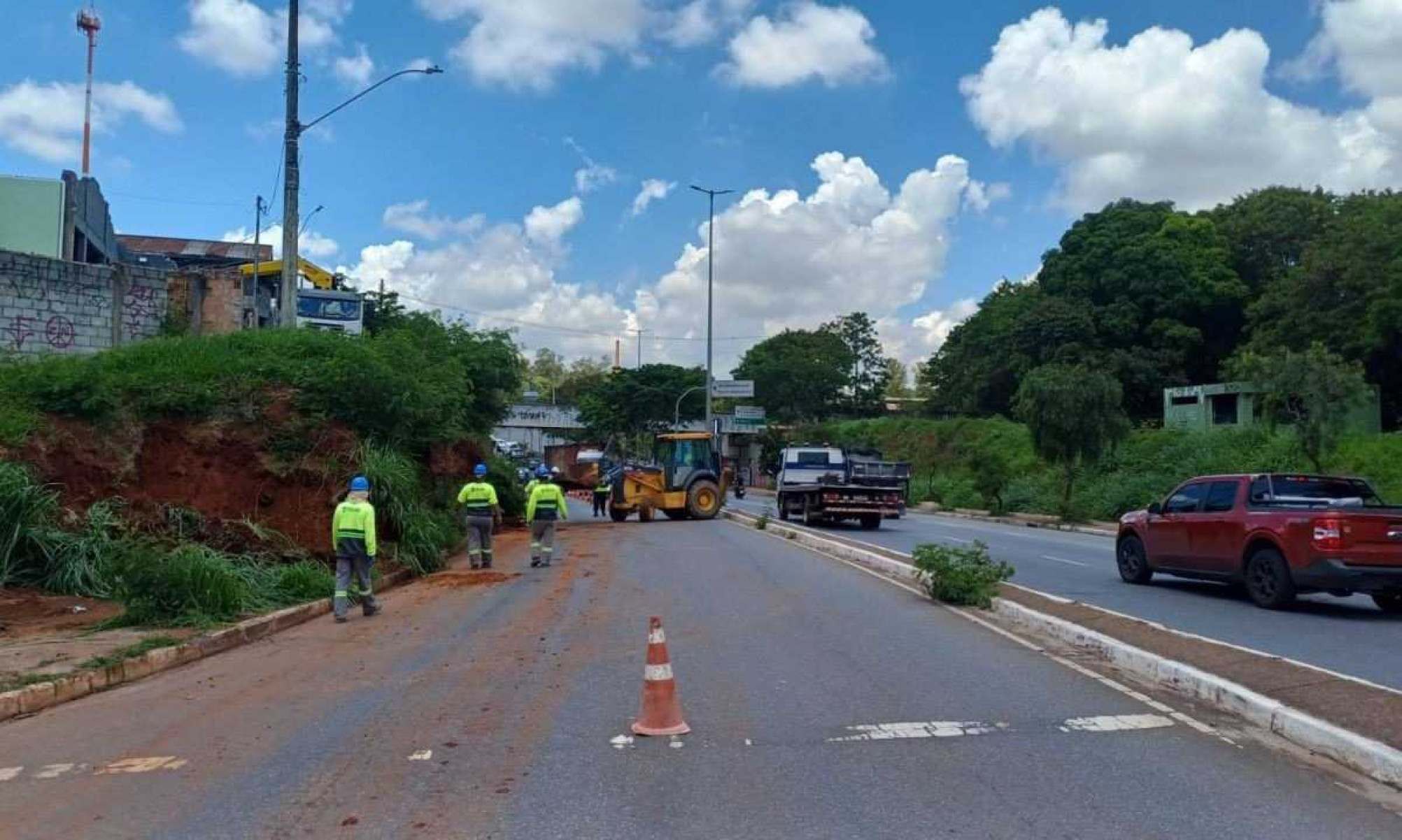 Desmoronamento de barranco interdita parte de avenida da Grande BH