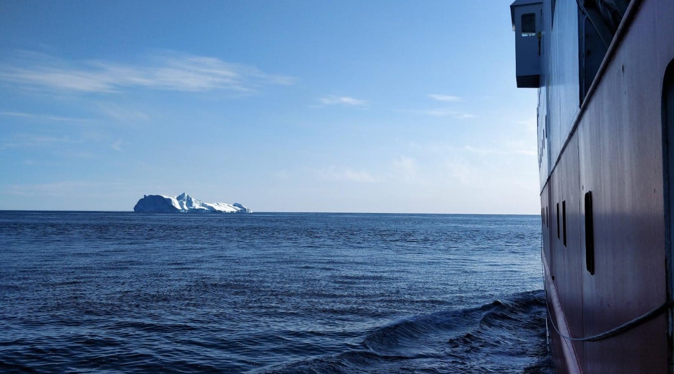 O aumento da temperatura do oceano reduz a formação de gelo marinho e a quantidade de água gelada que, por sua densidade, flui pelas profundezas marinhas. 