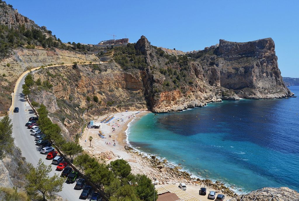 9ª – ‘Cala Moraig’ está situada em Costa Blanca, na Espanha. Trata-se de uma praia secreta que apresenta um magnífico tom azul turquesa em suas águas. Quem vai conhecê-la estaciona o veículo no alto do morro e ainda percorre um trajeto caminhando.