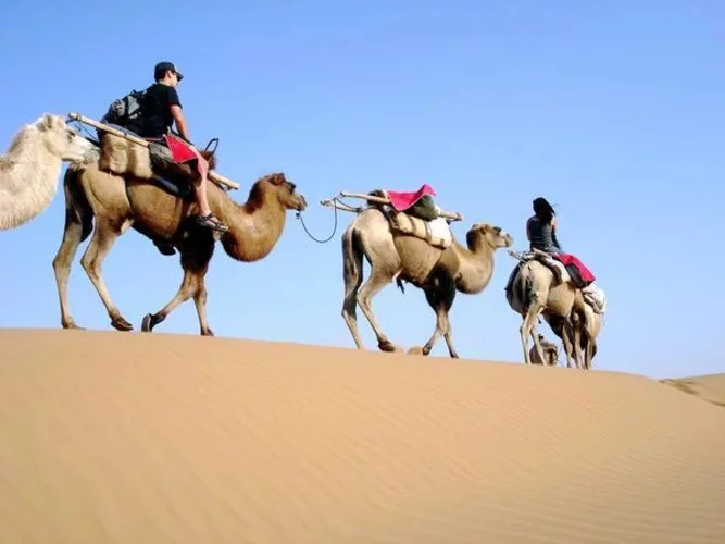 Um dos tipos de deserto surge em regiões equatoriais, de latitude média, quando o ar quente que sobe acaba descendo muito seco. É o caso do Deserto de Tengger, na China. 