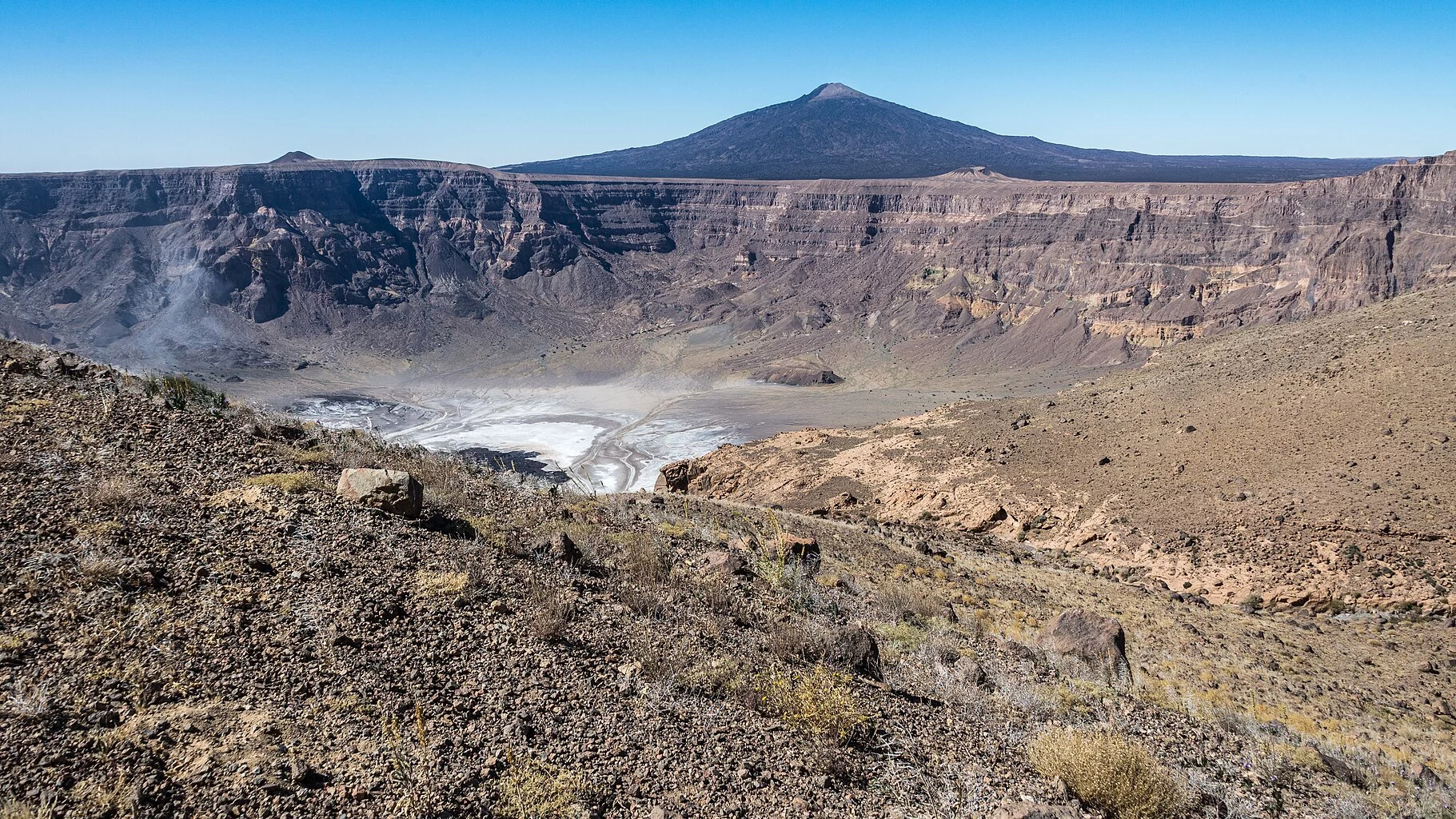 A foto, feita por um astronauta da Estação Espacial Internacional, na verdade, mostra a cratera de um vulcão, que, visto do alto, tem esse formato curioso.  Trata-se do Vulcão Trou au Natron, no norte do Chade . A cratera tem 1 km de profundidade e um diâmetro de 6 a 8 km. 