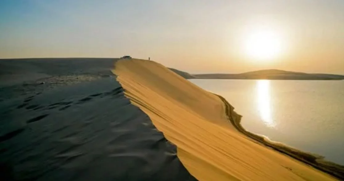 Em 2022, por causa da Copa do Mundo no Qatar, o Deserto de Khor Al Abaid tornou-se um dos assuntos que atraíram a curiosidade. Fica a apenas 60 km da capital Doha e, por isso, acabou sendo visitado por muitos turistas.