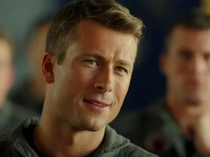 Atualmente, Glen Powell é um dos homens mais cotados no cinema mundial. Aos 35 anos, o ator que chama atenção pela beleza, estrela o filme de catástrofe 