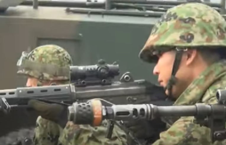 O Japão tem um exército autodefensivo, conhecido como Forças de Autodefesa. Com foco na defesa nacional e tecnologia avançada, busca melhorar a capacidade de resposta a ameaças regionais, mantendo uma forte parceria com os EUA. É o sétimo, com nota 0.1601.