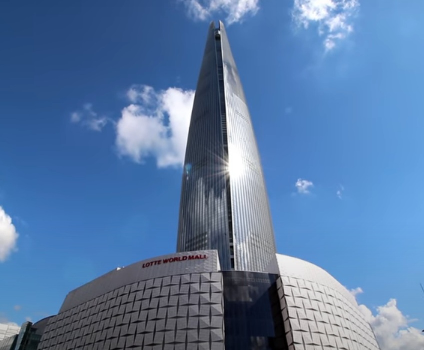 Lotte World Tower -  Fica em Seul, capital da Coreia do Sul. Tem 555 metros. Inaugurado em 2017. 