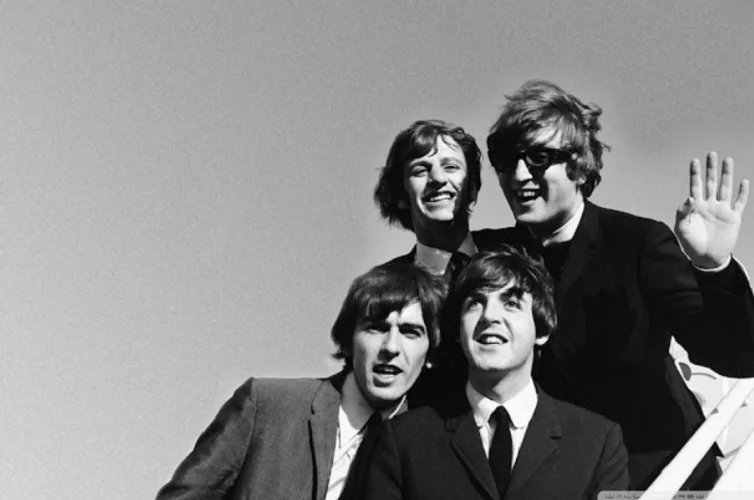 Os Beatles, mais tarde, experimentaram diversos gêneros, desde baladas pop e a música indiana até a música psicodélica e o hard rock, e incorporaram elementos clássicos de maneiras inovadoras. 