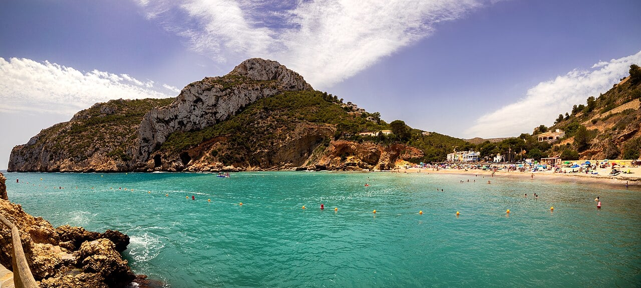 O local tem posto de salva-vidas monitorando a movimentação. É necessário levar calçados mais reforçados para a ‘Cala Granadella’, já que ela é uma praia rodeada de rochas. O objetivo é evitar acidentes ao escorregar nas pedras.