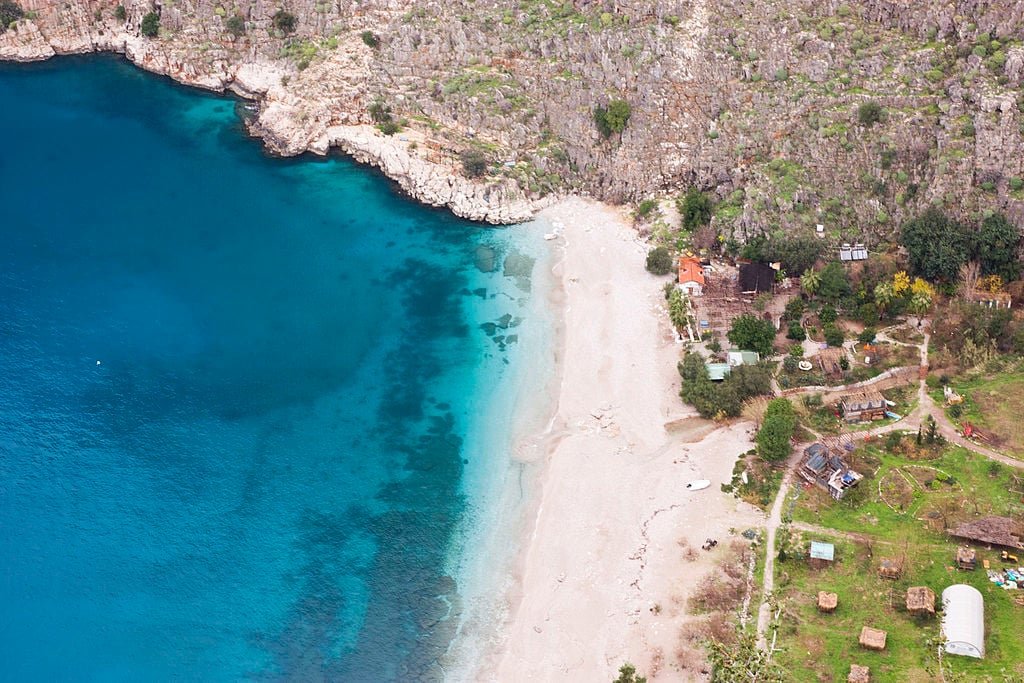 7ª – A ‘Praia do Vale das Borboletas’, na Turquia, é assim chamada por estar em um território onde os insetos vão depositar seus ovos. O local é indicado para a prática de trekking, em meio à vegetação fascinante que compõe a paisagem.