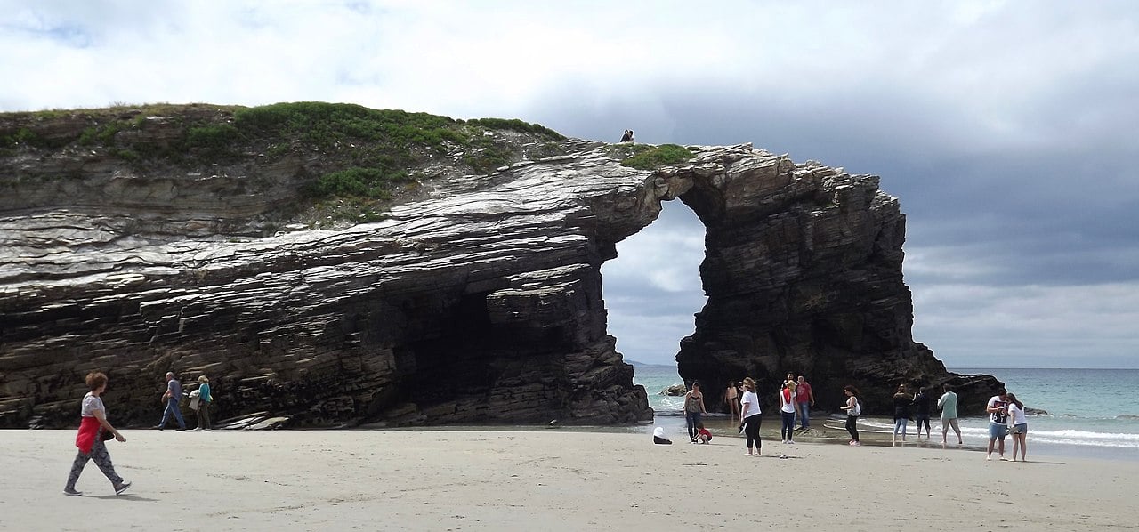 Afinal, neste cenário é possível andar pela praia. Com a maré alta, a visitação é feita pelo alto das falésias e com uma distância de segurança para os desfiladeiros. No período de alta procura, entre abril e setembro, é indicado fazer reserva online, gratuita, pelo limite de visitas por dia.