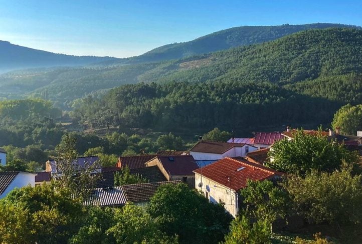 A região faz fronteira com Portugal a oeste e as comunidades espanholas de Castela e Leão ao norte, Castela-La Mancha a leste e Andaluzia ao sul.