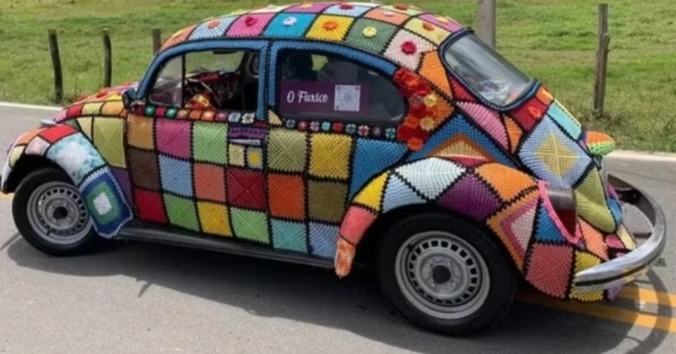 O Fusca de Lucinha é de 1981, originalmente na cor verde, e ganhou o apelido carinhoso de Fuxico depois da customização, que incluiu até detalhes em  lanternas e retrovisores. Ele teve destaque da Mega Artesanal , a maior feira de artesanato da América Latina, em São Paulo.