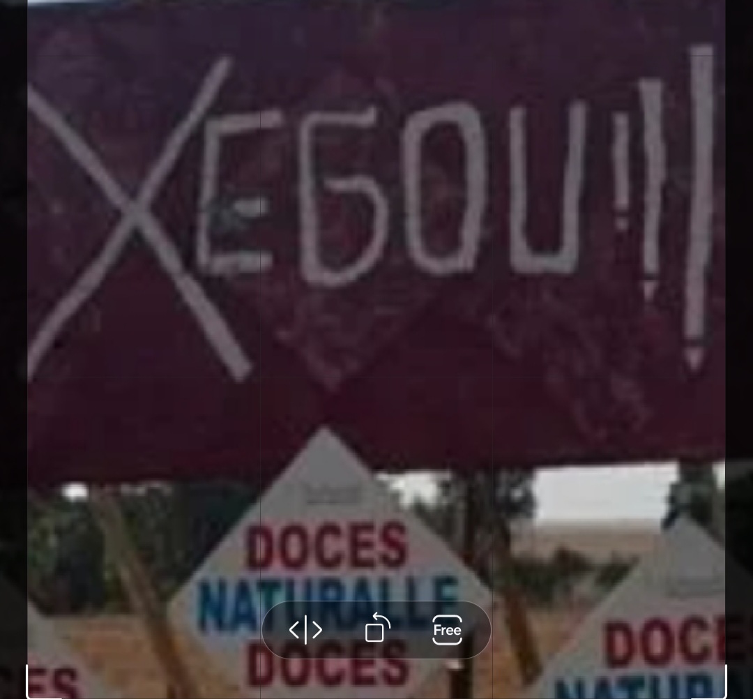 Quem passa imagina se o erro foi proposital e com qual objetivo. O fato é que abaixo da placa surge o nome de jma empresa: Naturelle Doces. Tudo leva a crer que seja uma jogada de marketing para atrair os viajantes. 