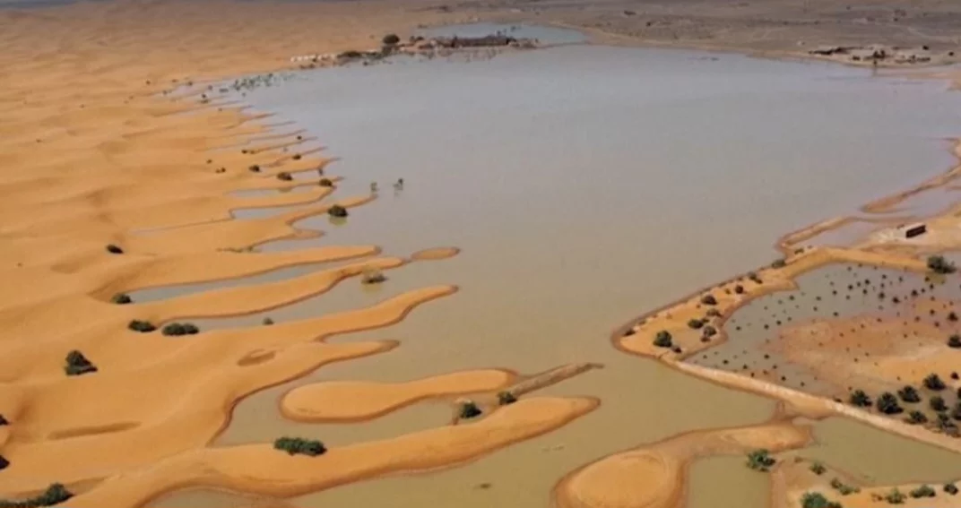 Segundo os meteorologistas, a chuva que caiu em apenas dois dias equivale ao que estava previsto para o ano inteiro de 2024. Essa parte do sudeste do Marrocos está entre os locais mais secos do planeta, com média de apenas 250 mm de precipitação ao longo do ano. 