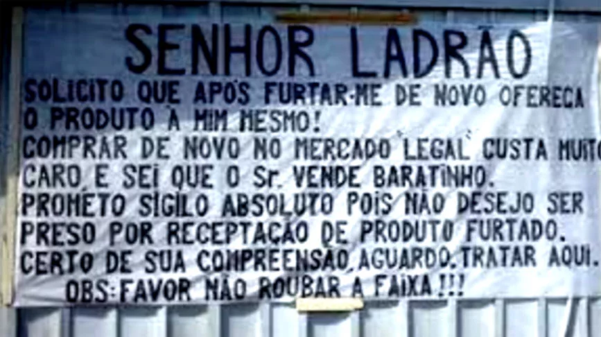 Aqui, a vítima pede que o ladrão venda o produto para ela mesma: baratinho, claro. E pede que ao menos a faixa do aviso não seja levada! 