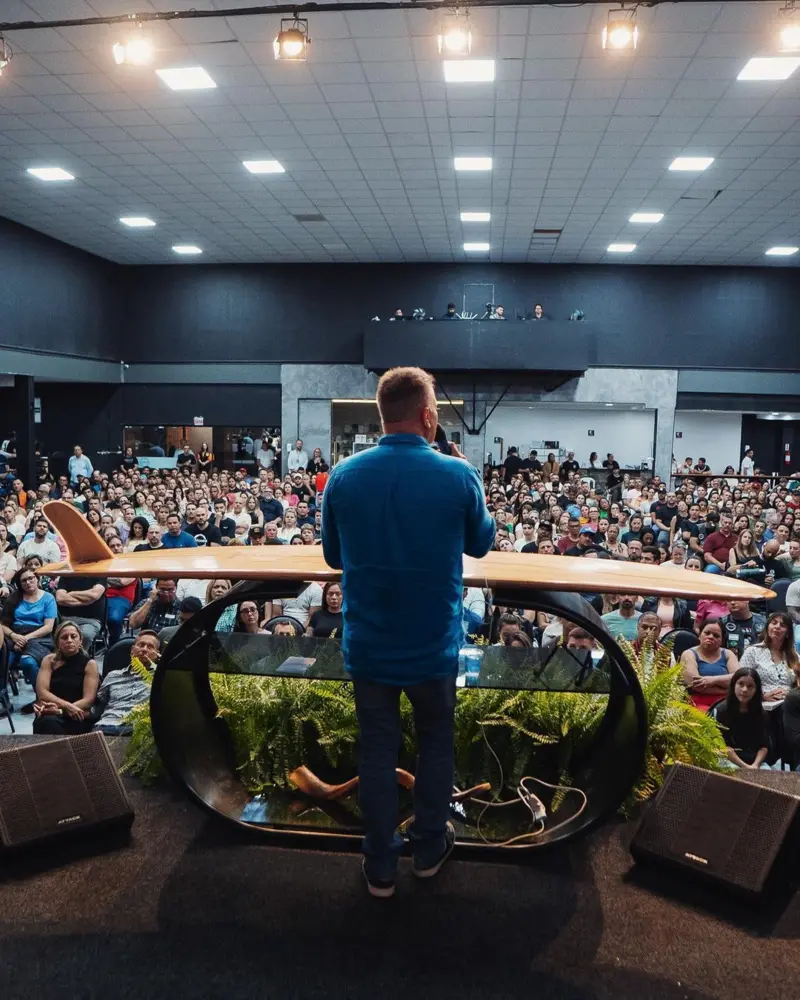 O uso de prancha de surfe acabou se tornando marca registrada das igrejas Bola de Neve