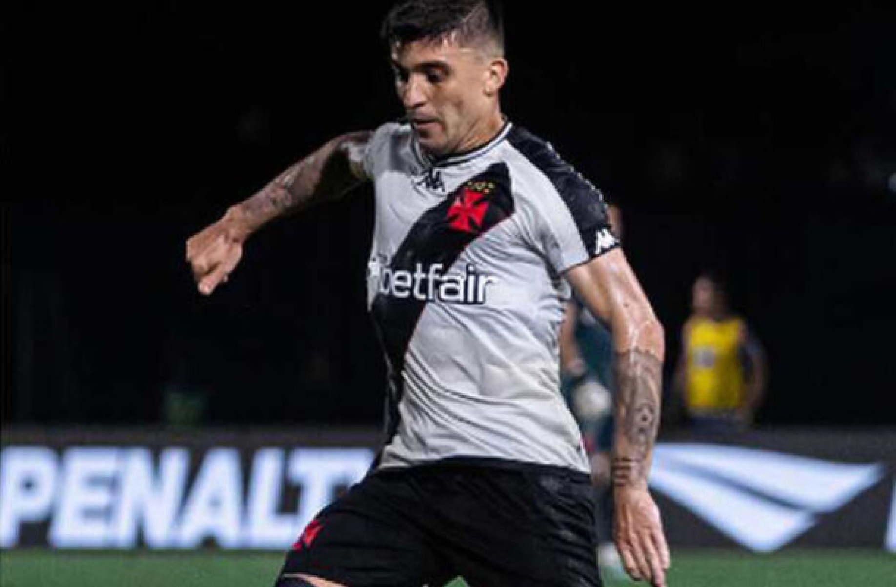 Fica ou não fica? Veja números de Victor Luis, lateral do Vasco