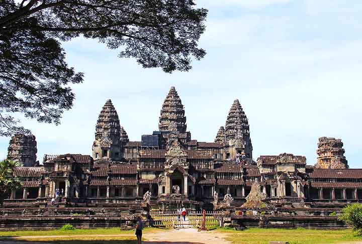 Um dos mais emblemáticos símbolos do país é Angkor Wat, o maior monumento religioso do mundo, originalmente construído como um templo hindu e posteriormente convertido ao budismo.