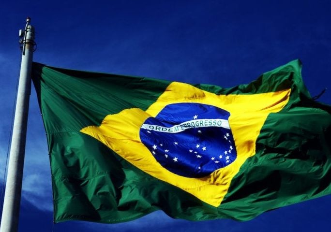 bandeira do Brasil foi criada em 1889 por Raimundo Teixeira Mendes, com desenho de Décio Vilares e colaboração de Miguel Lemos e Manuel Pereira Reis. O retângulo verde representa as florestas, o losango amarelo simboliza as riquezas minerais, e a esfera azul com estrelas reflete o céu do Rio de Janeiro na proclamação da República.