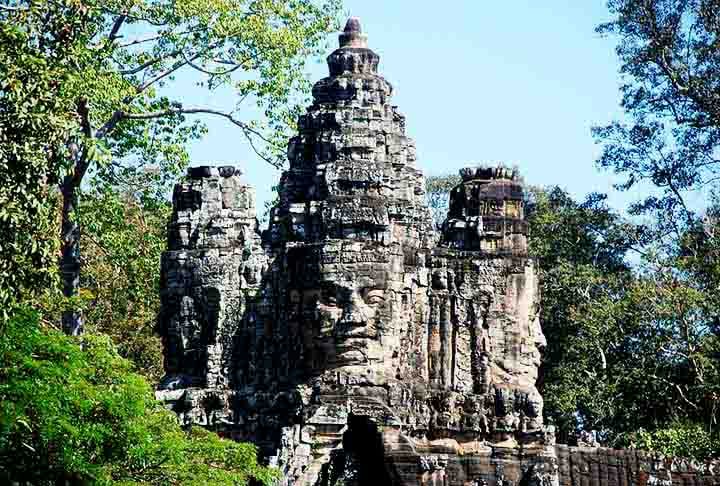 Este complexo monumental, incluindo outros templos como Angkor Thom e Ta Prohm, é Patrimônio Mundial da UNESCO e atrai turistas de todo o mundo.