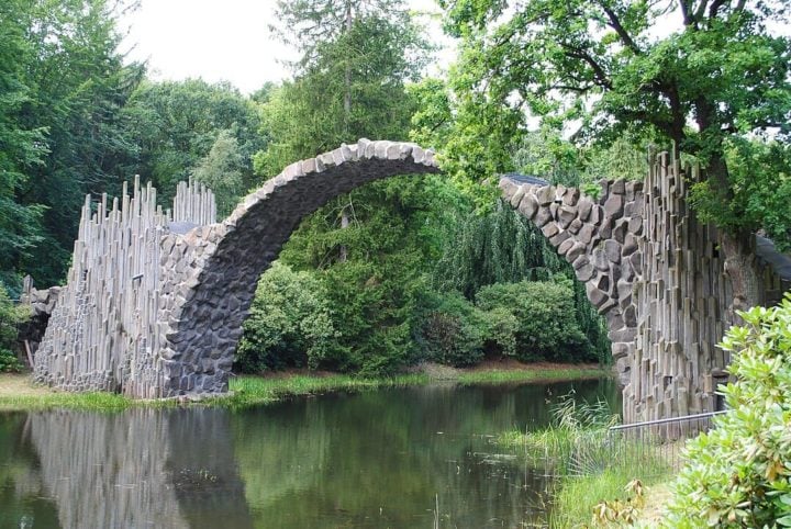 Embora carregue lendas sombrias, a ponte é frequentemente associada ao romantismo, sendo um local popular para pedidos de casamento e celebrações de amor.