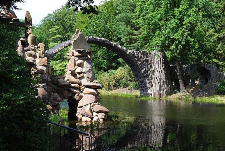 Esse efeito visual espetacular é um dos principais atrativos da Rakotzbrücke, atraindo turistas e fotógrafos de todo o mundo.