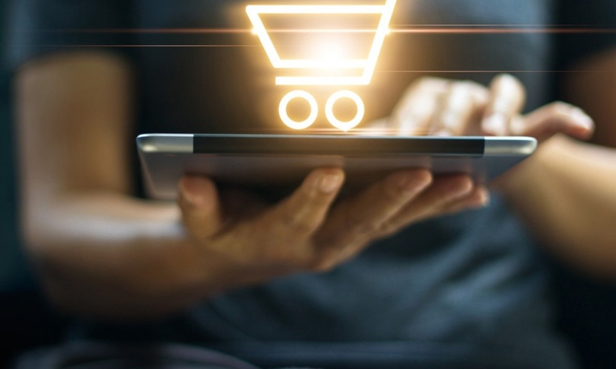  Online shopping and digital marketing concept, Woman using digital tablet with shopping cart icon on screen on dark background. (Online shopping and digital marketing concept, Woman using digital tablet with shopping cart icon on screen on dark backgr
     -  (crédito:  Getty Images/iStockphoto)