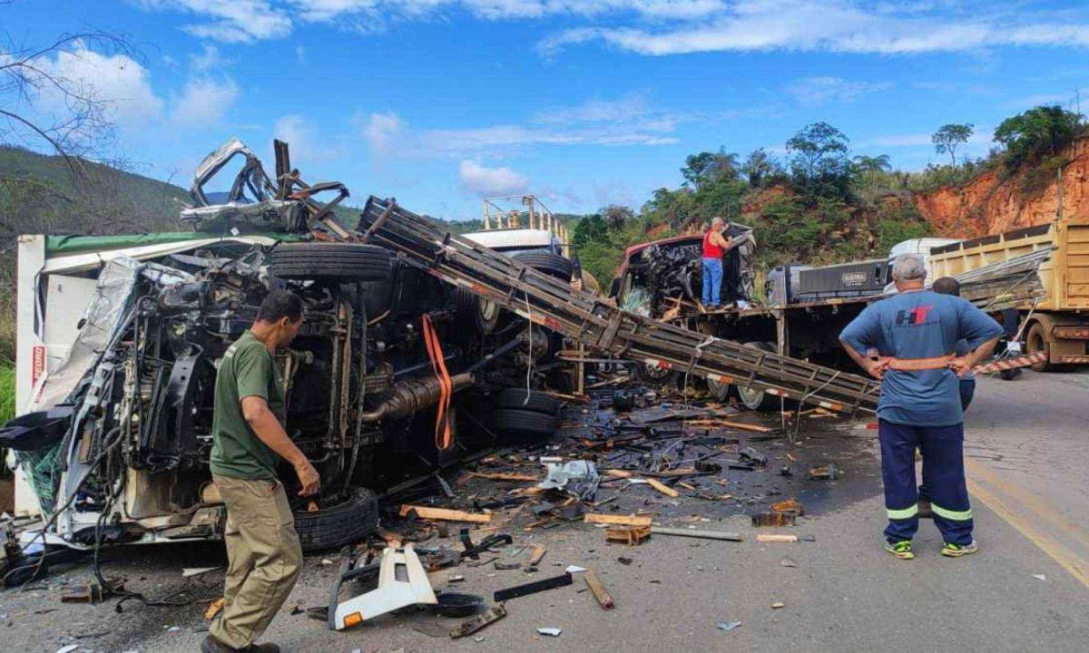 Acidente com quatro veículos fechou a pista da BR-381, em Caeté -  (crédito: Redes sociais)