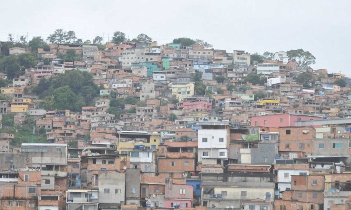 Moradores de comunidades do Aglomerado da Serra, em BH, enfrentam desabastecimento de água fornecida pela Copasa      -  (crédito: Alexandre Guzanshe/EM/D.A Press)