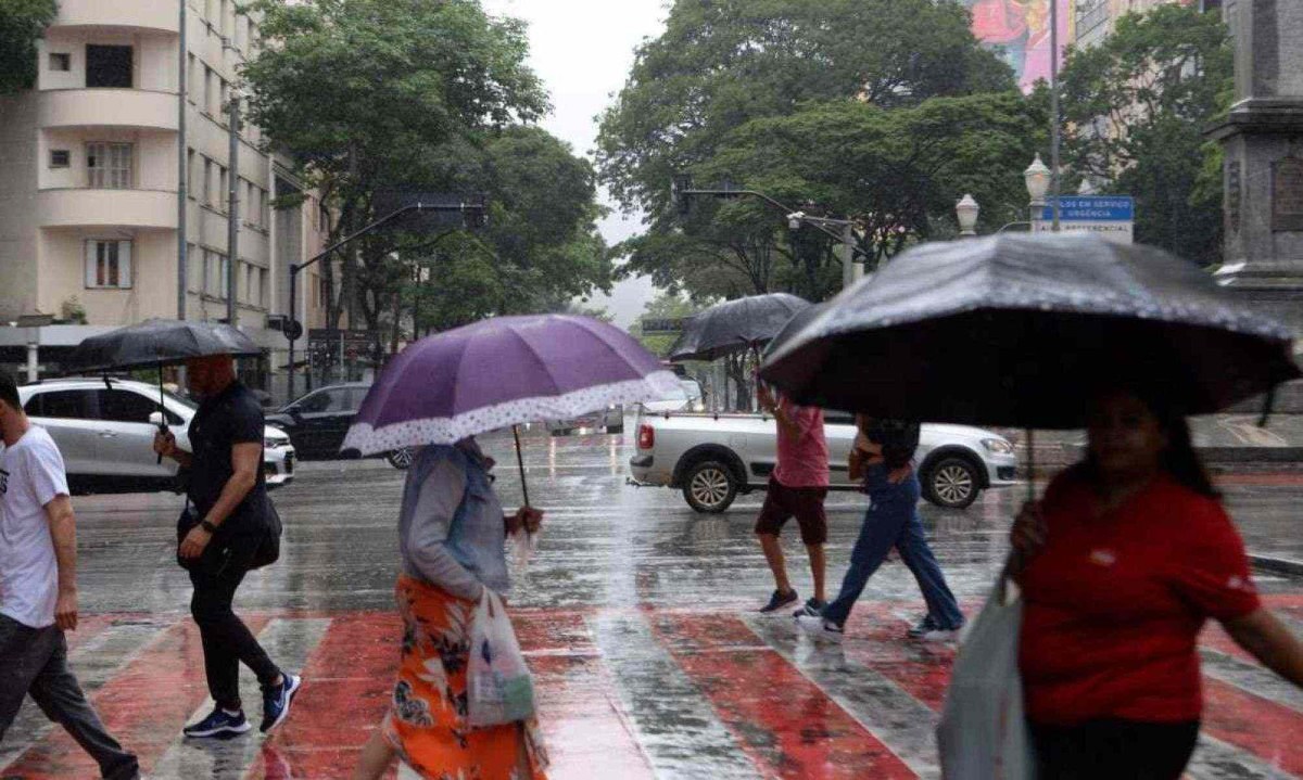 BH registrou chuva na manhã desta terça (19) e tem previsão de trovoadas isoladas ao longo do dia -  (crédito: Túlio Santos/EM/D.A Press)