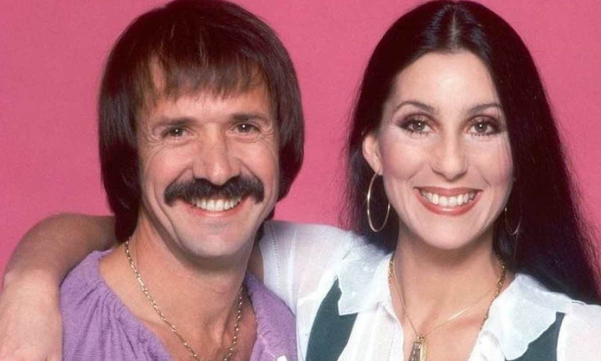 A cantora Cher e o produtor musical Sonny Bono, com quem foi casada  -  (crédito: Reprodução)